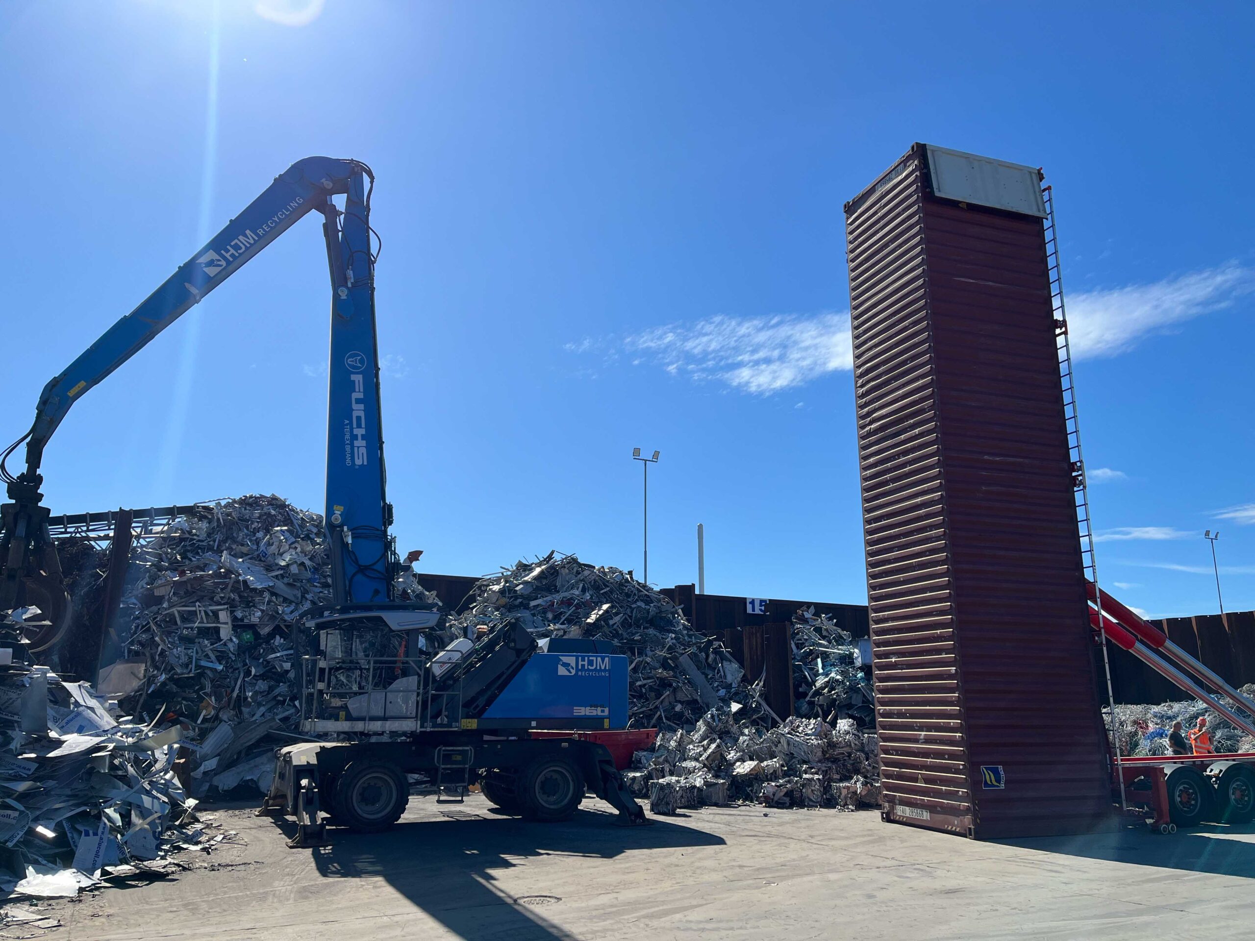 VAKO MVL40 moving vertical loader tilting a 40ft container for aluminium scrap loading