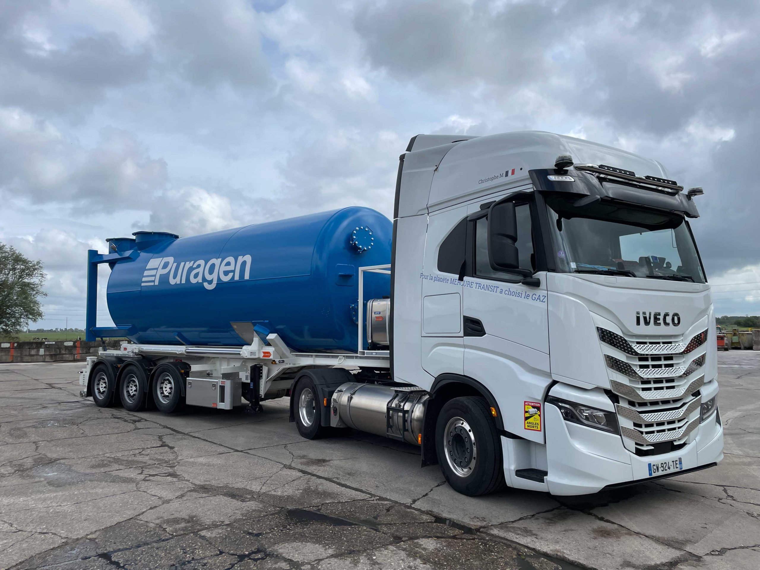 MSF01 trailer for transporting carbon filters horizontally and positioning them vertically