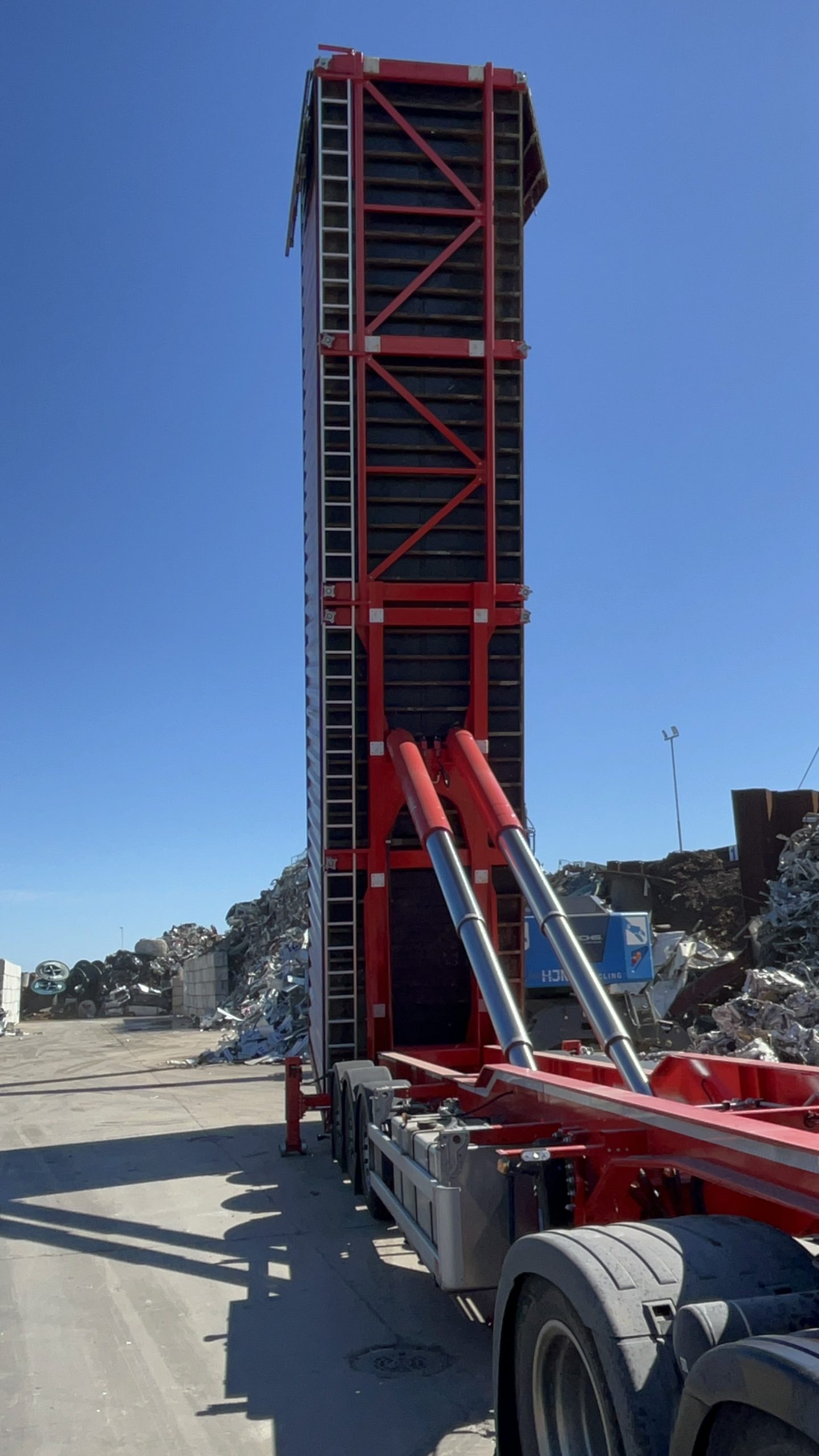 40ft Vertical Loader operation detail