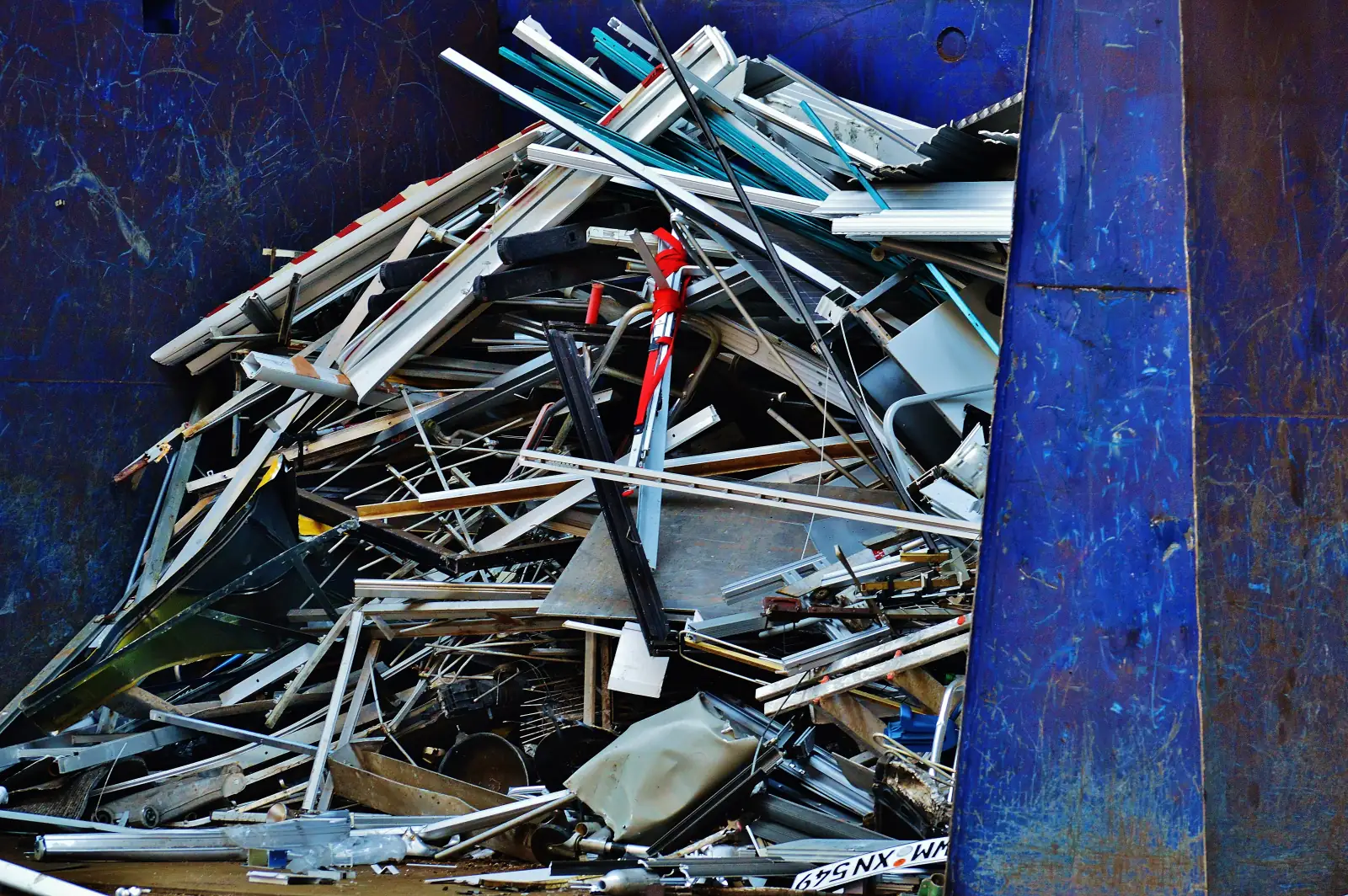 Stapel aluminiumschroot gereed voor recycling en bulkbelading