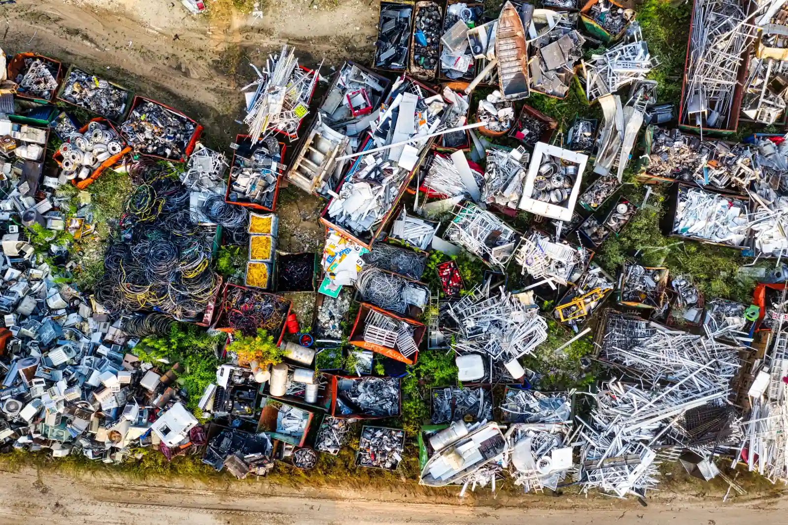 Luchtfoto van gesorteerd gemengd metaalschroot op een recyclingterrein