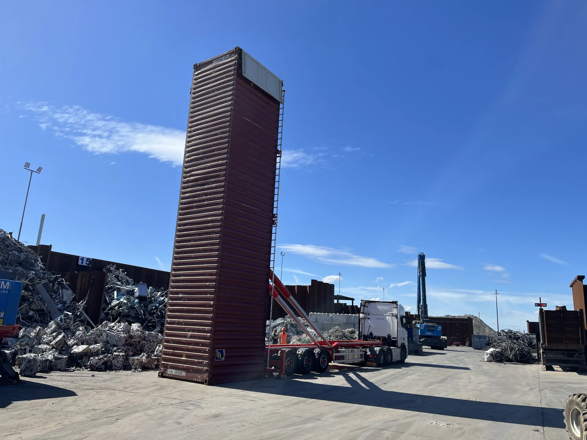VAKO 40ft vertical loader at an aluminium scrap processing site in Denmark