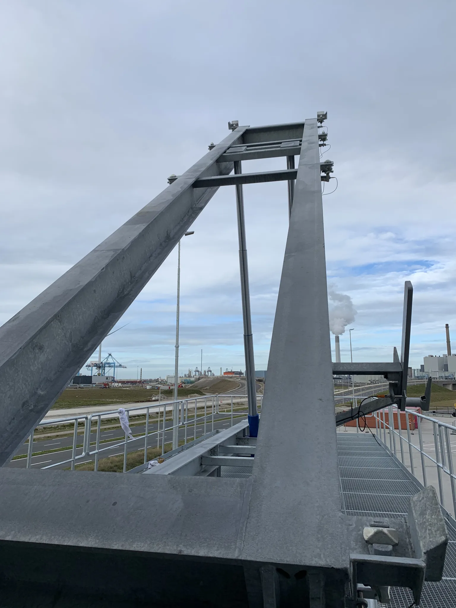Galvanised tipping frame and hydraulic cylinder of the VAKO elevated container station.